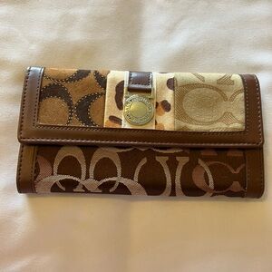 Faux COACH Women’s Wallet in Elegant Shades of Brown